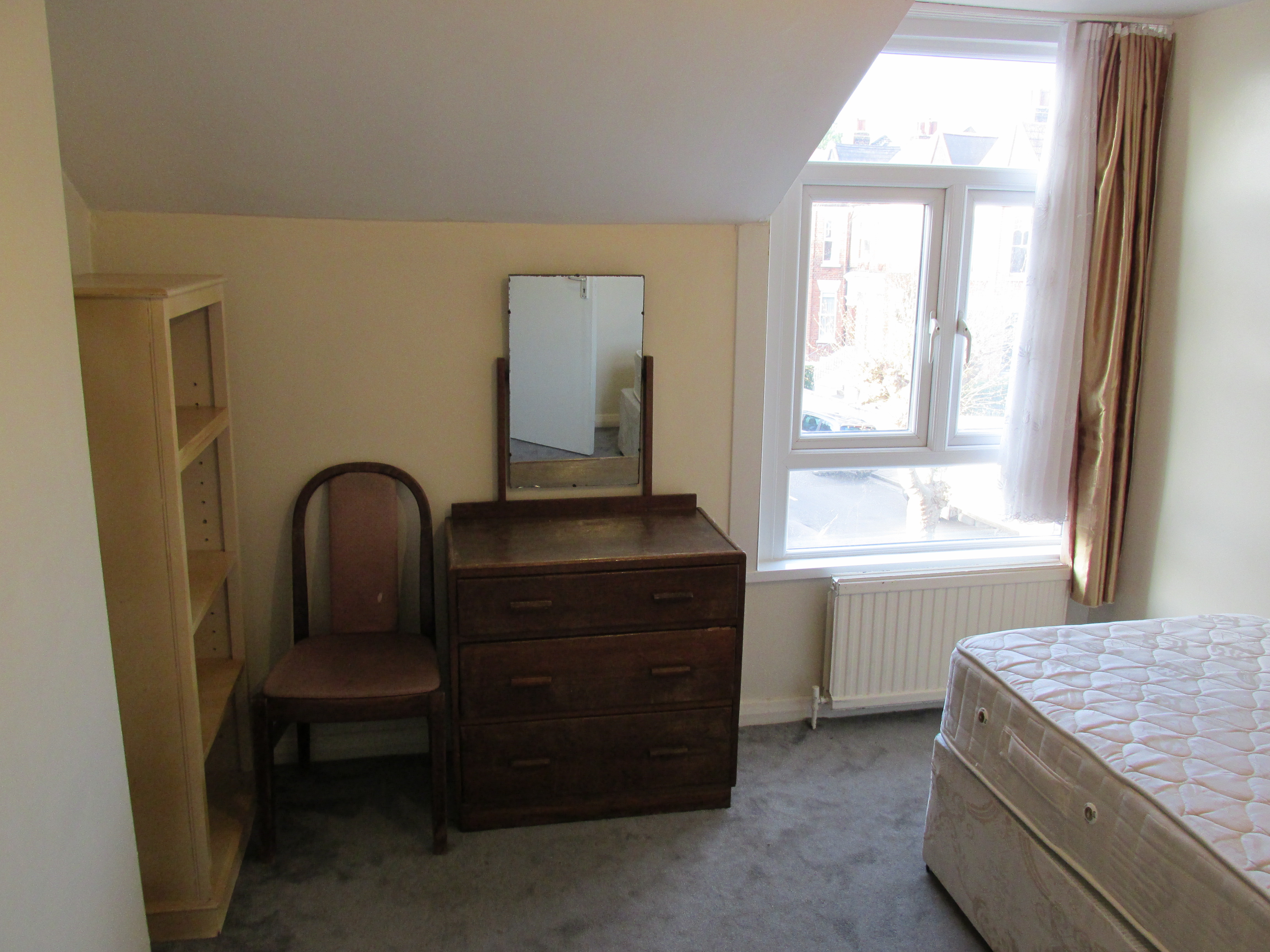 Spacious semi-double room in Stamford Hill N16.